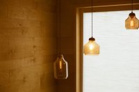 Dit doet één amberkleurige lamp met je hele woonkamer