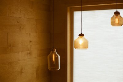 Dit doet één amberkleurige lamp met je hele woonkamer