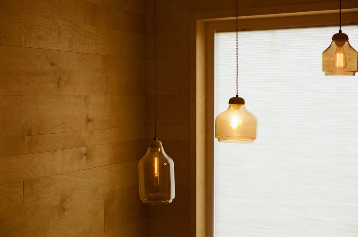 Dit doet één amberkleurige lamp met je hele woonkamer